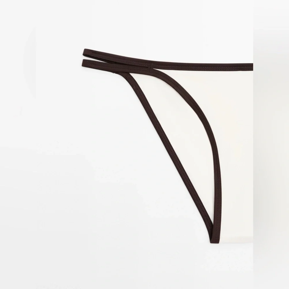 NWOT. Massimo Dutti White Contrast Double Strap Bikini Bottoms. Size M.